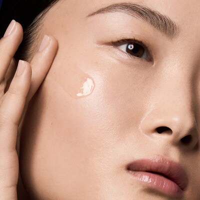 estee lauder model applying peptide skincare product